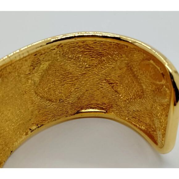 Chanel 'quilted' gilt metal cuff, circa  -1990 - Picture 5 of 8